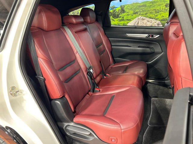 後部座席も気になるようなキズ・汚れやへたり等、大きなダメージはなく、良好な状態です。