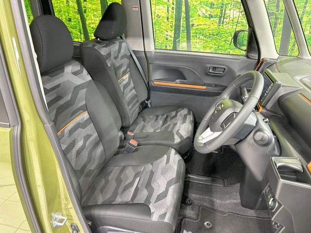 運転席まわりには十分なスペースがあり、大柄な方でもゆったり運転していただける環境です。