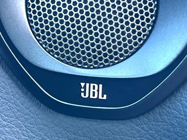 �yJBL�T�E���h�V�X�e���z���[�J�[�I�v�V�����̍��i�ʃT�E���h�V�X�e���𓋍ځB��p�̃`���[�j���O���{���ꂽ�召�l�X�ȃX�s�[�J�[����ǎ��ȃT�E���h���t�ł��A�Տꊴ���ӂ�鉹����Ԃ����o���܂��B