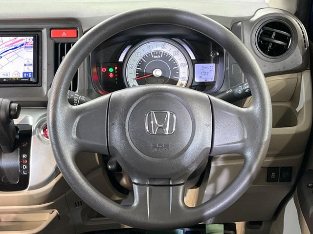 �C���e���A�ɍ��킹���f�U�C���̃X�e�A�����O�́A�^�]�������̂��Ƃ��l���A�^�]���₷���`��A�傫���ł��B�����x�A���ۂɐG���Ă��m���߂��������B