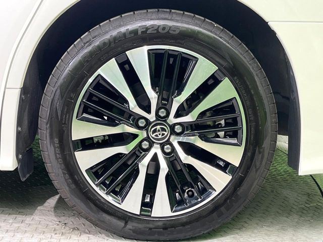 【純正18インチアルミホイール】外観にマッチした純正アルミホイールを装着しております。各種社外アルミホイールや、スタッドレスタイヤも取扱いしております。是非ご相談ください♪