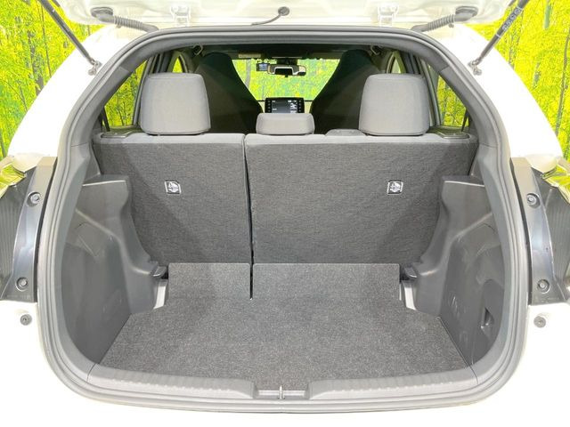 ���i�̂���������ʋ΁A���}���ɏ\���ȉ׎��X�y�[�X���m�ۂ��Ă���܂��B�Z�J���h�V�[�g��|���ƁA�傫�ȉו��̐ύڂ��\�ł���