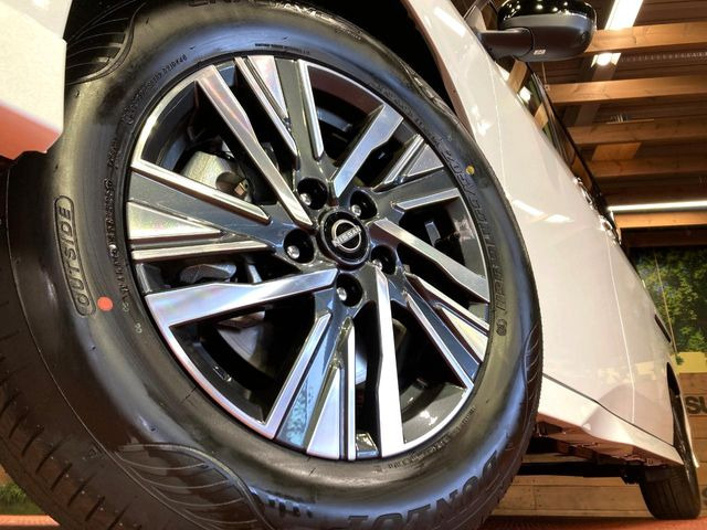 �y����16�C���`�A���~�z�C�[���z�O�ςɃ}�b�`���������A���~�z�C�[���𑕒����Ă���܂��B�e��ЊO�A���~�z�C�[����A�X�^�b�h���X�^�C�����戵�����Ă���܂��B���񂲑��k����������