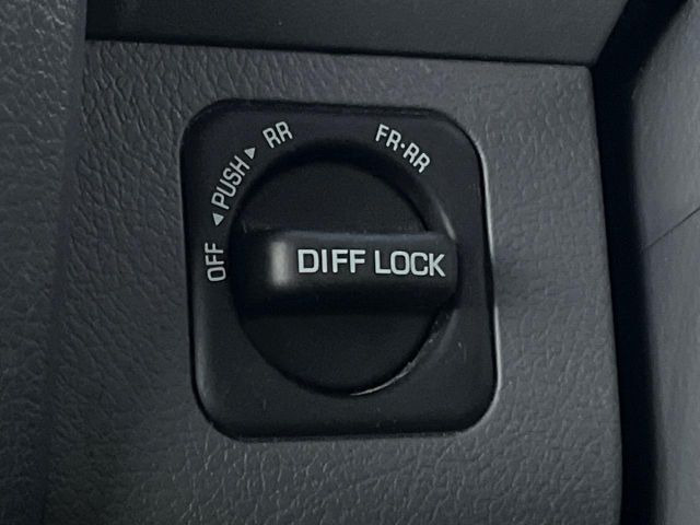 �y�f�t���b�N�z���H��ᓹ�ȂǂŎԂ��X�^�b�N�����ꍇ�ł��A�^�C���̋�]��}�����E�o���₷������f�t���b�N�𑕔��B�ϐ�n��I�t���[�h�ł̎g�p���������ɂ��X�X���̈��ł���