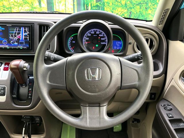 �C���e���A�ɍ��킹���f�U�C���̃X�e�A�����O�́A�^�]�������̂��Ƃ��l���A�^�]���₷���`��A�傫���ł��B�����x�A���ۂɐG���Ă��m���߂��������B