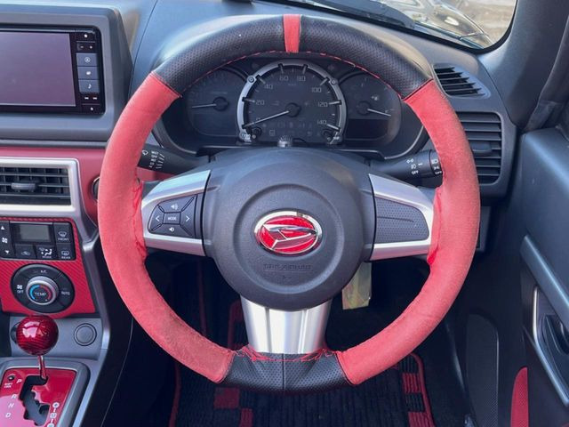 �C���e���A�ɍ��킹���f�U�C���̃X�e�A�����O�́A�^�]�������̂��Ƃ��l���A�^�]���₷���`��A�傫���ł��B�����x�A���ۂɐG���Ă��m���߂��������B