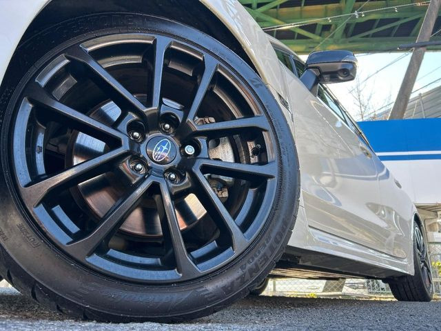 �y����18�C���`�A���~�z�C�[���z�O�ςɃ}�b�`���������A���~�z�C�[���𑕒����Ă���܂��B�e��ЊO�A���~�z�C�[����A�X�^�b�h���X�^�C�����戵�����Ă���܂��B���񂲑��k����������