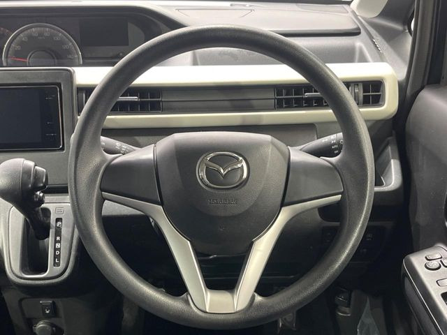 �C���e���A�ɍ��킹���f�U�C���̃X�e�A�����O�́A�^�]�������̂��Ƃ��l���A�^�]���₷���`��A�傫���ł��B�����x�A���ۂɐG���Ă��m���߂��������B