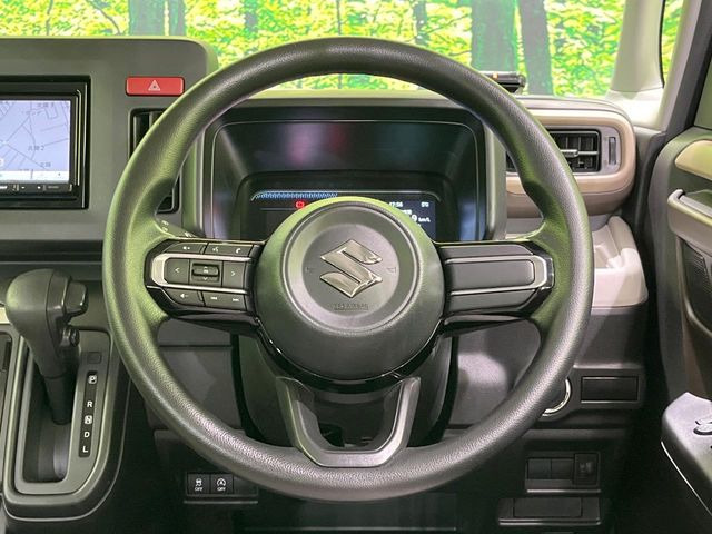 �C���e���A�ɍ��킹���f�U�C���̃X�e�A�����O�́A�^�]�������̂��Ƃ��l���A�^�]���₷���`��A�傫���ł��B�����x�A���ۂɐG���Ă��m���߂��������B