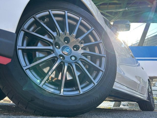 �y����18�C���`�A���~�z�C�[���z�O�ςɃ}�b�`���������A���~�z�C�[���𑕒����Ă���܂��B�e��ЊO�A���~�z�C�[����A�X�^�b�h���X�^�C�����戵�����Ă���܂��B���񂲑��k����������