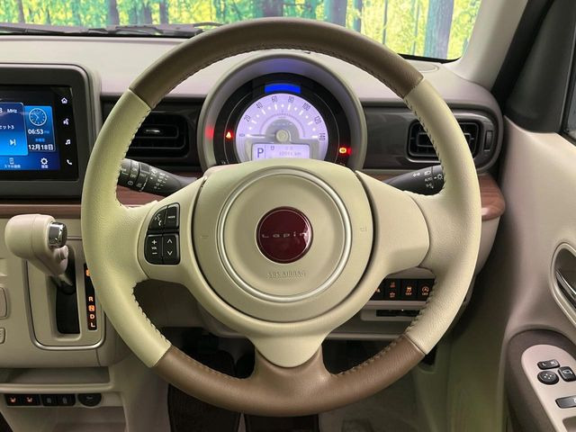 �C���e���A�ɍ��킹���f�U�C���̃X�e�A�����O�́A�^�]�������̂��Ƃ��l���A�^�]���₷���`��A�傫���ł��B�����x�A���ۂɐG���Ă��m���߂��������B