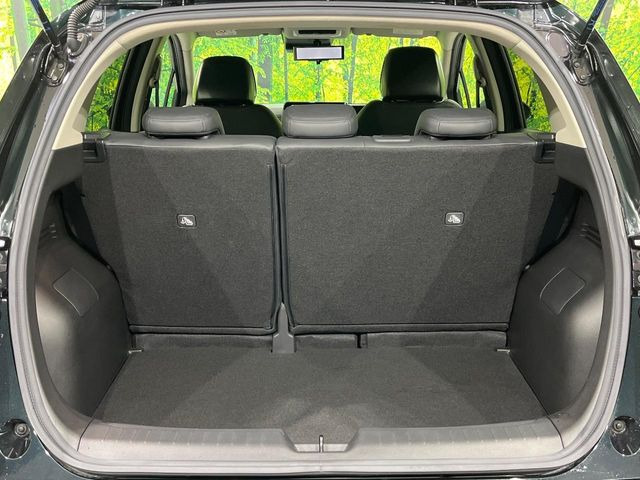 ���i�̂���������ʋ΁A���}���ɏ\���ȉ׎��X�y�[�X���m�ۂ��Ă���܂��B�Z�J���h�V�[�g��|���ƁA�傫�ȉו��̐ύڂ��\�ł���