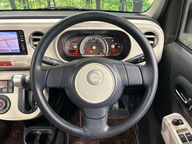 �C���e���A�ɍ��킹���f�U�C���̃X�e�A�����O�́A�^�]�������̂��Ƃ��l���A�^�]���₷���`��A�傫���ł��B�����x�A���ۂɐG���Ă��m���߂��������B