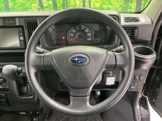 �C���e���A�ɍ��킹���f�U�C���̃X�e�A�����O�́A�^�]�������̂��Ƃ��l���A�^�]���₷���`��A�傫���ł��B�����x�A���ۂɐG���Ă��m���߂��������B