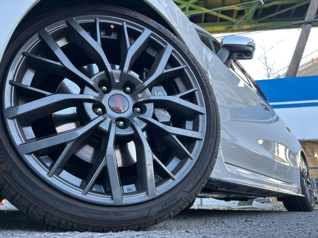 �y����19�C���`�A���~�z�C�[���z�O�ςɃ}�b�`���������A���~�z�C�[���𑕒����Ă���܂��B�e��ЊO�A���~�z�C�[����A�X�^�b�h���X�^�C�����戵�����Ă���܂��B���񂲑��k����������