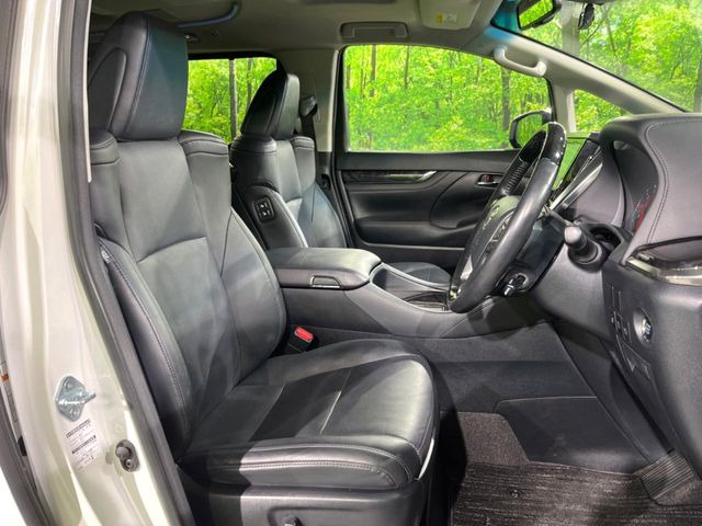 運転席まわりには十分なスペースがあり、大柄な方でもゆったり運転していただける環境です。