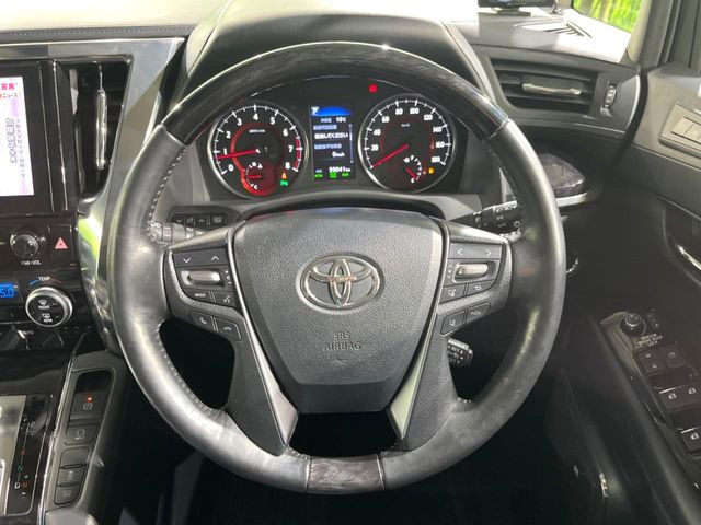 【ウッドコンビステアリング】高級感ある木目調パーツを採用した手に良く馴染むコンビハンドル。運転席廻りの雰囲気も一気に豪華になります!