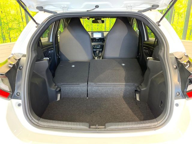 ���i�̂���������ʋ΁A���}���ɏ\���ȉ׎��X�y�[�X���m�ۂ��Ă���܂��B�Z�J���h�V�[�g��|���ƁA�傫�ȉו��̐ύڂ��\�ł���