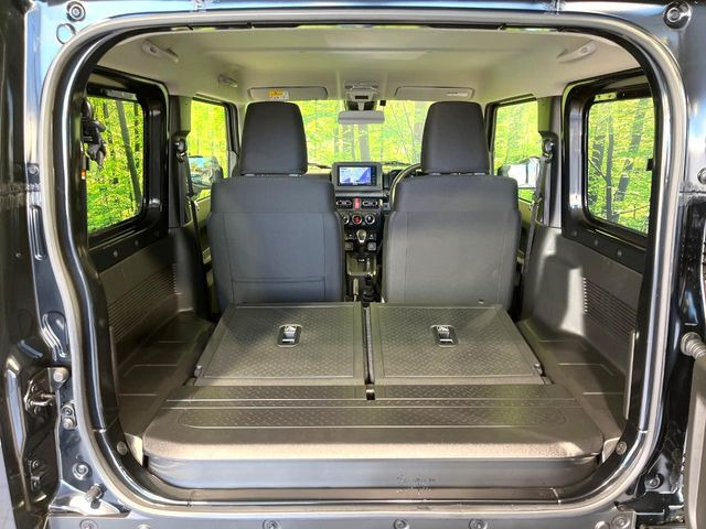 ���i�̂���������ʋ΁A���}���ɏ\���ȉ׎��X�y�[�X���m�ۂ��Ă���܂��B�Z�J���h�V�[�g��|���ƁA�傫�ȉו��̐ύڂ��\�ł���