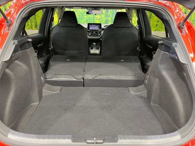 ���i�̂���������ʋ΁A���}���ɏ\���ȉ׎��X�y�[�X���m�ۂ��Ă���܂��B�Z�J���h�V�[�g��|���ƁA�傫�ȉו��̐ύڂ��\�ł���