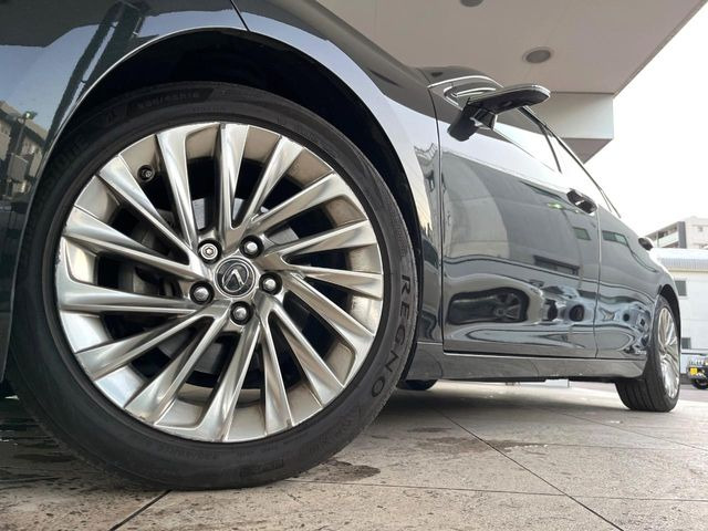 �y����18�C���`�A���~�z�C�[���z�O�ςɃ}�b�`���������A���~�z�C�[���𑕒����Ă���܂��B�e��ЊO�A���~�z�C�[����A�X�^�b�h���X�^�C�����戵�����Ă���܂��B���񂲑��k����������