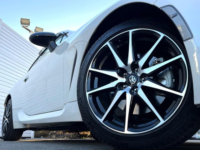 �y����17�C���`�A���~�z�C�[���z�O�ςɃ}�b�`���������A���~�z�C�[���𑕒����Ă���܂��B�e��ЊO�A���~�z�C�[����A�X�^�b�h���X�^�C�����戵�����Ă���܂��B���񂲑��k����������