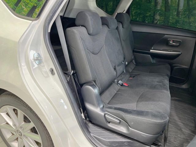 後部座席も気になるようなキズ・汚れやへたり等、大きなダメージはなく、良好な状態です。