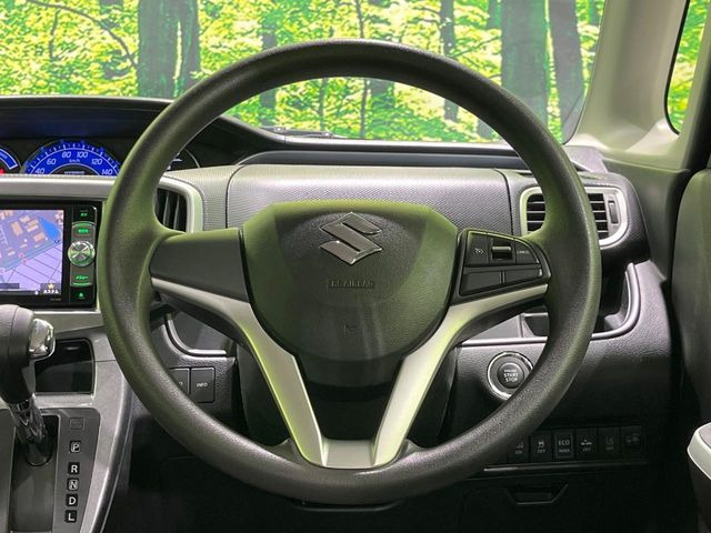 �C���e���A�ɍ��킹���f�U�C���̃X�e�A�����O�́A�^�]�������̂��Ƃ��l���A�^�]���₷���`��A�傫���ł��B�����x�A���ۂɐG���Ă��m���߂��������B