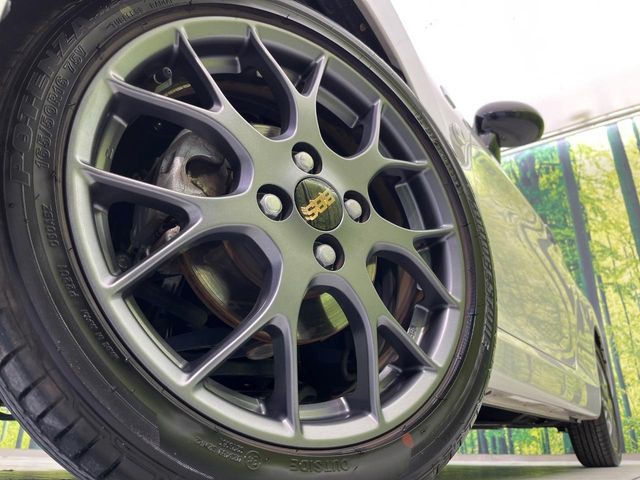 �y�O���[�h��p����16�C���`�A���~�z�C�[���z�f�U�C�����̍��������A���~�z�C�[���𑕒����Ă���܂��B�e��ЊO�A���~�z�C�[����A�X�^�b�h���X�^�C�����戵�����Ă���܂��B���񂲑��k����������