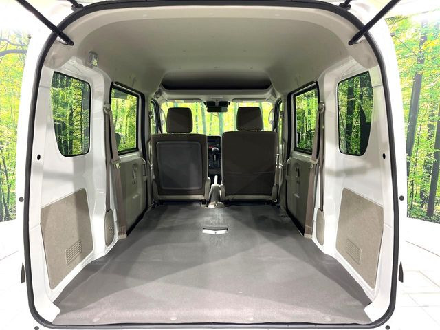 ���i�̂���������ʋ΁A���}���ɏ\���ȉ׎��X�y�[�X���m�ۂ��Ă���܂��B�Z�J���h�V�[�g��|���ƁA�傫�ȉו��̐ύڂ��\�ł���