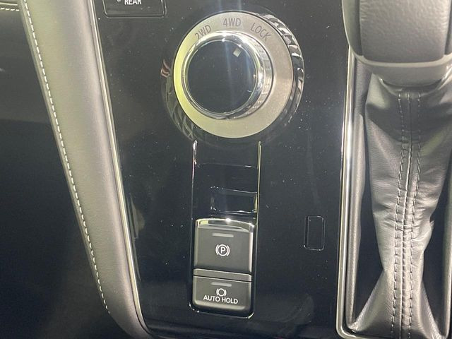 �y�h���C�u���[�h�Z���N�^�[�z�_�C������ŊȒP�Ƀ��[�h�ؑւ��\���R��d����2WD���[�h����A�ᓹ��{�i�I�ȃI�t���[�h�ł������4WD LOCK���[�h�܂ŁA���L���g�����ɑΉ����Ă��܂��B