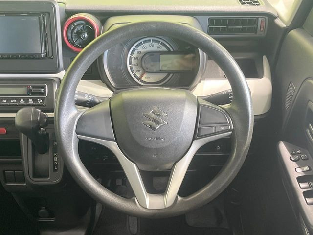 �C���e���A�ɍ��킹���f�U�C���̃X�e�A�����O�́A�^�]�������̂��Ƃ��l���A�^�]���₷���`��A�傫���ł��B�����x�A���ۂɐG���Ă��m���߂��������B