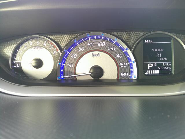 3�ɕ����ꂽ���[�^�[�p�l���͋@�\���Ƃɕ�����Ă���̂ŁA�Ԃ̏󋵂����f���₷���A���₷���f�U�C���ƂȂ��Ă���܂��B