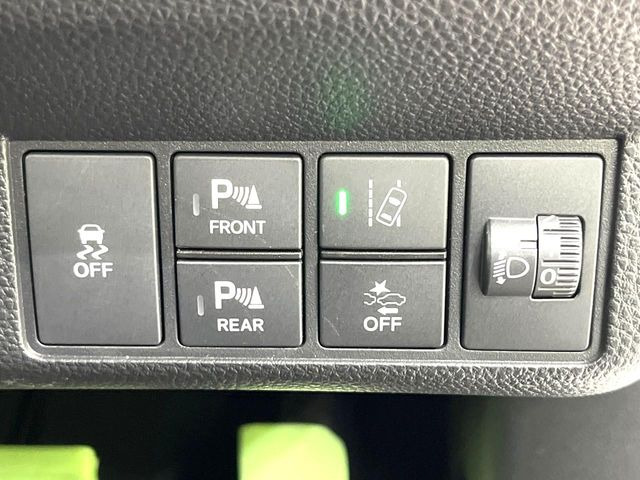 �y�z���_�Z���V���O�z���s���ɑO���̎ԗ�����F�����A�Փ˂������Ȏ��͌x��ƃu���[�L�ŏՓˉ���Ɣ�Q�y�����A�V�X�g�B�����S�Ƀh���C�u�����y���݂��������܂��B