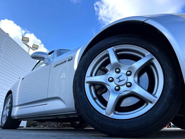 �y����16�C���`�A���~�z�C�[���z�O�ςɃ}�b�`���������A���~�z�C�[���𑕒����Ă���܂��B�e��ЊO�A���~�z�C�[����A�X�^�b�h���X�^�C�����戵�����Ă���܂��B���񂲑��k����������