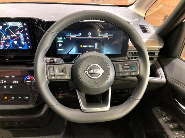 �C���e���A�ɍ��킹���f�U�C���̃X�e�A�����O�́A�^�]�������̂��Ƃ��l���A�^�]���₷���`��A�傫���ł��B�����x�A���ۂɐG���Ă��m���߂��������B