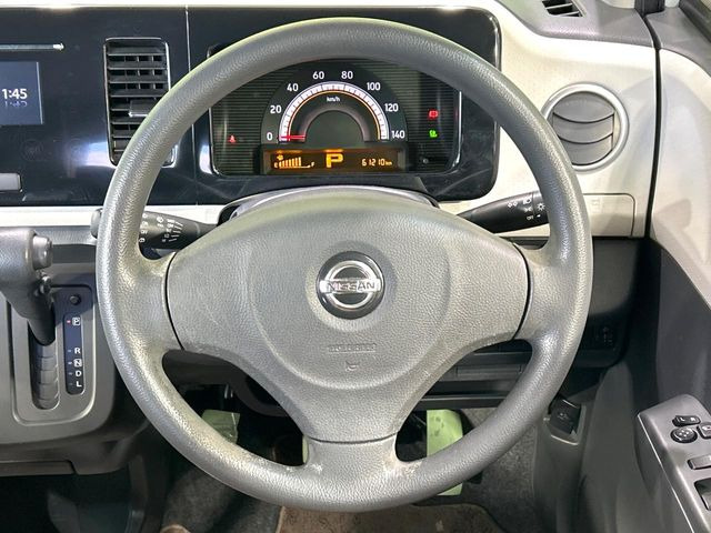 �C���e���A�ɍ��킹���f�U�C���̃X�e�A�����O�́A�^�]�������̂��Ƃ��l���A�^�]���₷���`��A�傫���ł��B�����x�A���ۂɐG���Ă��m���߂��������B