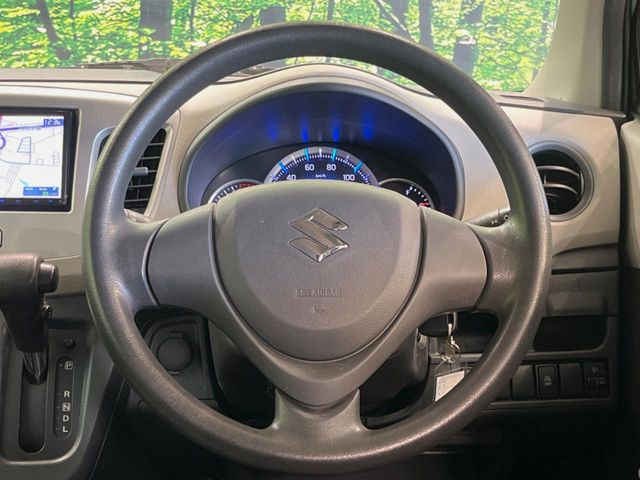 �C���e���A�ɍ��킹���f�U�C���̃X�e�A�����O�́A�^�]�������̂��Ƃ��l���A�^�]���₷���`��A�傫���ł��B�����x�A���ۂɐG���Ă��m���߂��������B