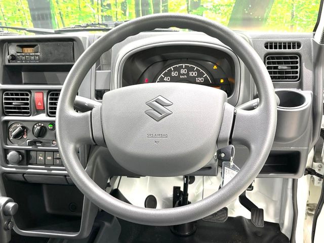 �C���e���A�ɍ��킹���f�U�C���̃X�e�A�����O�́A�^�]�������̂��Ƃ��l���A�^�]���₷���`��A�傫���ł��B�����x�A���ۂɐG���Ă��m���߂��������B