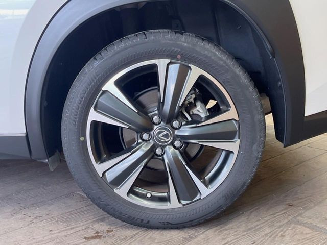 �y����18�C���`�A���~�z�C�[���z�O�ςɃ}�b�`���������A���~�z�C�[���𑕒����Ă���܂��B�e��ЊO�A���~�z�C�[����A�X�^�b�h���X�^�C�����戵�����Ă���܂��B���񂲑��k����������