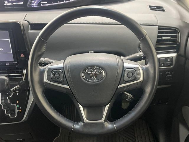 �C���e���A�ɍ��킹���f�U�C���̃X�e�A�����O�́A�^�]�������̂��Ƃ��l���A�^�]���₷���`��A�傫���ł��B�����x�A���ۂɐG���Ă��m���߂��������B