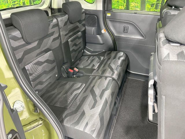 広々とした2列目シートは居住性が高く、居心地も快適!友達や家族とのお出かけにぴったりです。ベビーシートやチャイルドシート使用時も快適にお過ごしいただける十分な空間を確保しています。