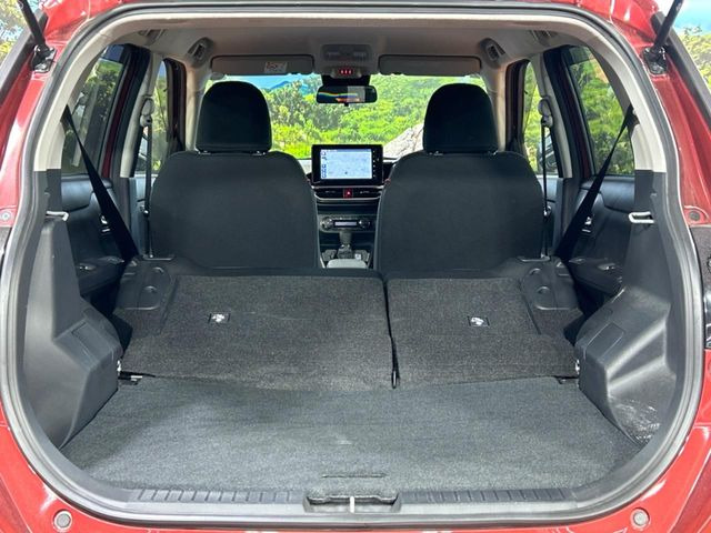 ���i�̂���������ʋ΁A���}���ɏ\���ȉ׎��X�y�[�X���m�ۂ��Ă���܂��B�Z�J���h�V�[�g��|���ƁA�傫�ȉו��̐ύڂ��\�ł���