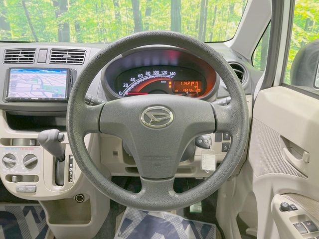 �C���e���A�ɍ��킹���f�U�C���̃X�e�A�����O�́A�^�]�������̂��Ƃ��l���A�^�]���₷���`��A�傫���ł��B�����x�A���ۂɐG���Ă��m���߂��������B