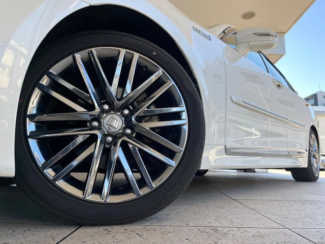 �y�����I�v�V����18�C���`�A���~�z�C�[���z�����I�v�V�����z�C�[���𑕒��B���s���\�̌���ɉ����A�O�ς����X�^�C���b�V���ɂȂ��Ă��܂��B