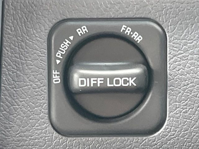 �y���A�f�t���b�N�z���H��ᓹ�ȂǂŎԂ��X�^�b�N�����ꍇ�ł��A�^�C���̋�]��}�����E�o���₷������f�t���b�N�𑕔��B�ϐ�n��I�t���[�h�ł̎g�p���������ɂ��X�X���̈��ł���