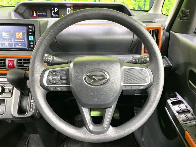 �C���e���A�ɍ��킹���f�U�C���̃X�e�A�����O�́A�^�]�������̂��Ƃ��l���A�^�]���₷���`��A�傫���ł��B�����x�A���ۂɐG���Ă��m���߂��������B