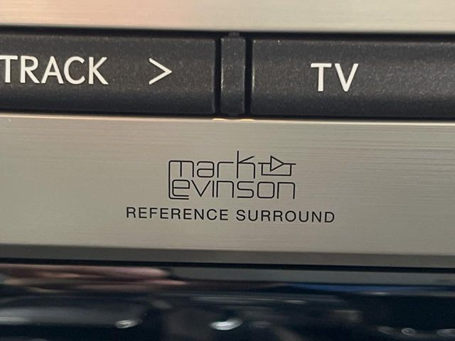 �y�}�[�N���r���\���T�E���h�V�X�e���z���[�J�[�I�v�V�����̍��i�ʃT�E���h�V�X�e���𓋍ځB��p�̃`���[�j���O���{���ꂽ�召�l�X�ȃX�s�[�J�[����ǎ��ȃT�E���h���t�ł��A�Տꊴ���ӂ�鉹����Ԃ����o���܂��B