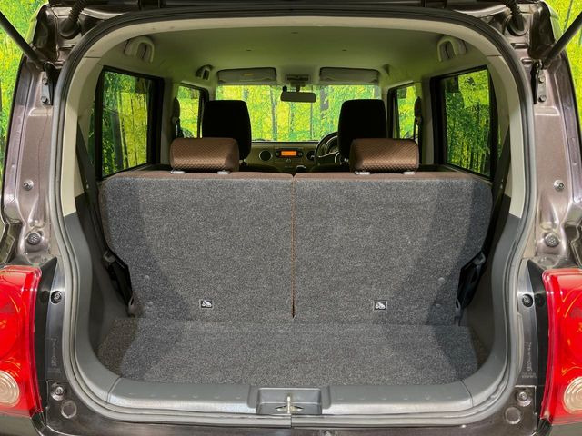 ���i�̂���������ʋ΁A���}���ɏ\���ȉ׎��X�y�[�X���m�ۂ��Ă���܂��B�Z�J���h�V�[�g��|���ƁA�傫�ȉו��̐ύڂ��\�ł���