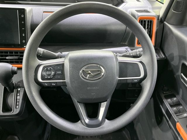 �C���e���A�ɍ��킹���f�U�C���̃X�e�A�����O�́A�^�]�������̂��Ƃ��l���A�^�]���₷���`��A�傫���ł��B�����x�A���ۂɐG���Ă��m���߂��������B